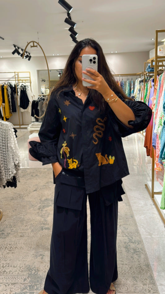 Ruffles shirt in black